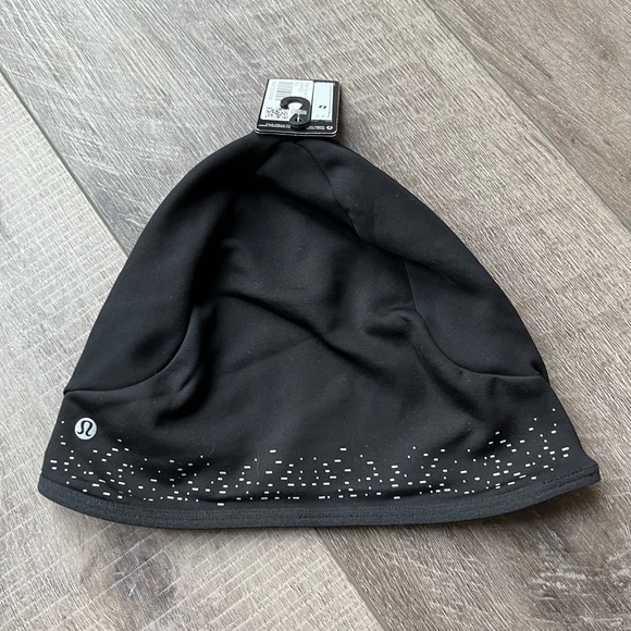 Lululemon Cold Terrain Run Beanie in Black - Picture 5 of 7